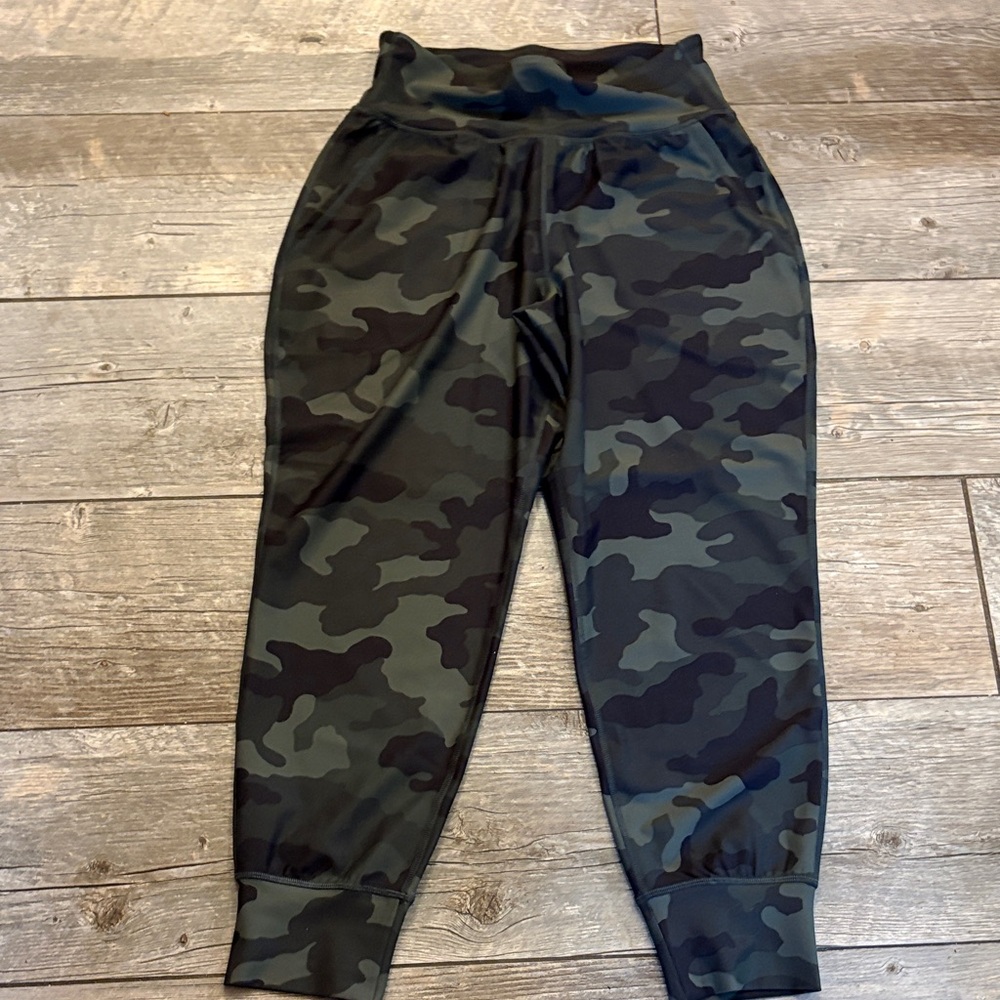 Camo women’s jogger pants  high rise
